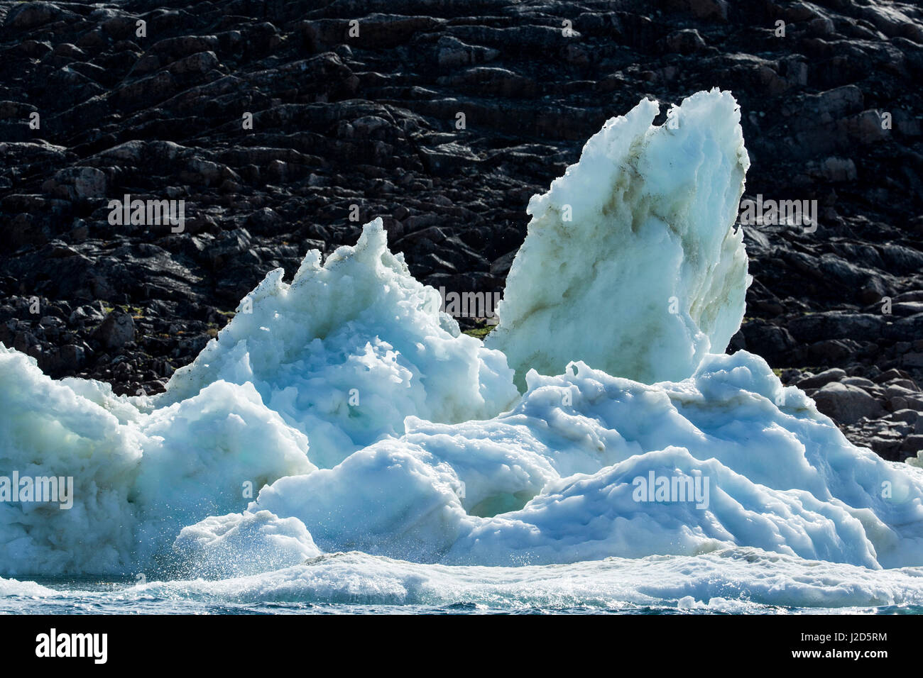 Kanada, Territorium Nunavut, schmelzende Eisberge entlang der Küstenlinie von gefrorenen Kanal am nördlichen Rand der Hudson Bay in der Nähe von Polarkreis Stockfoto