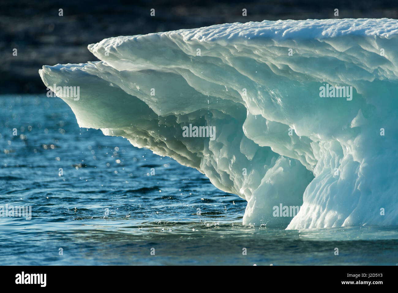 Kanada, Territorium Nunavut, Ukkusiksalik-Nationalpark, Sommer Sonne leicht schmelzenden Eisberg in Wager Bay Stockfoto
