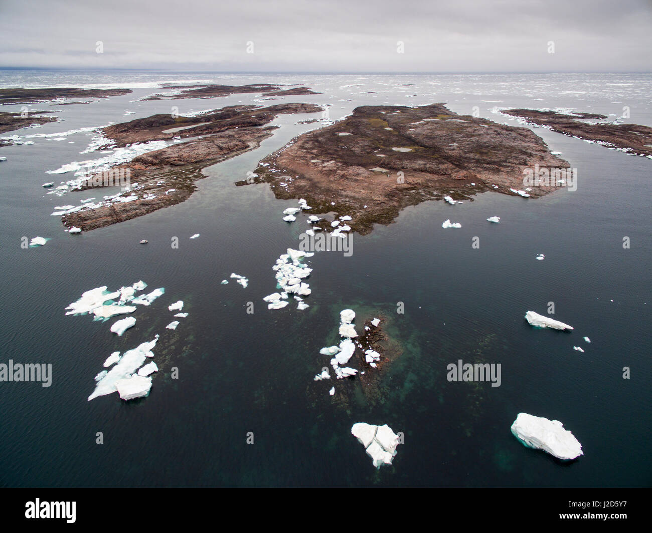 Kanada, Nunavut Territory, Repulse Bay, Luftaufnahme von geerdeten Eisberge in Harbor Islands an der Hudson Bay am nebligen Morgen Stockfoto
