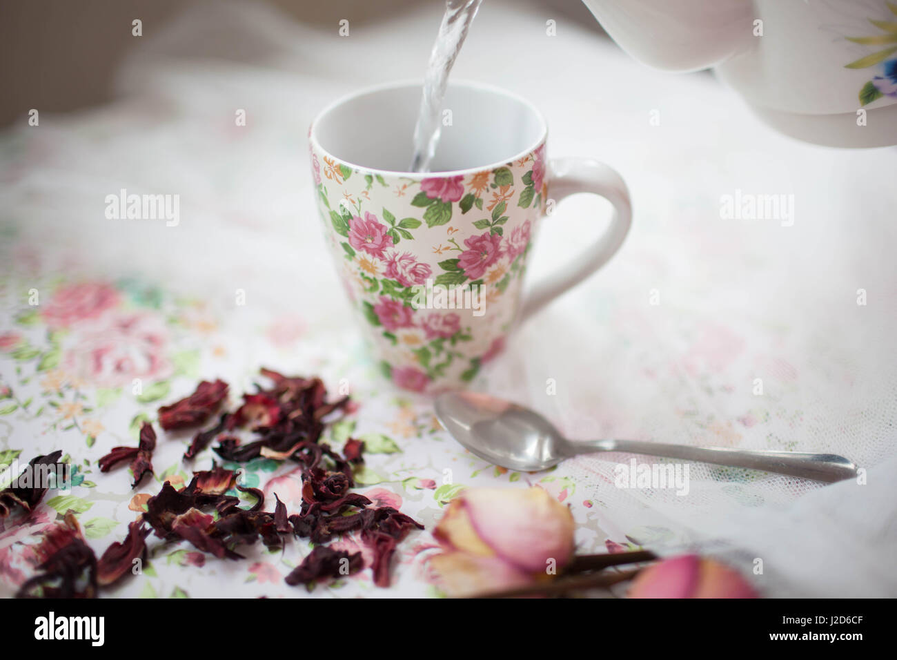 Becher mit roter Tee liegt auf dem Tisch Stockfoto