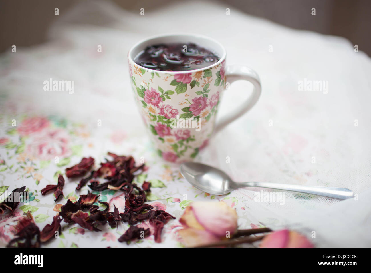 Becher mit roter Tee liegt auf dem Tisch Stockfoto