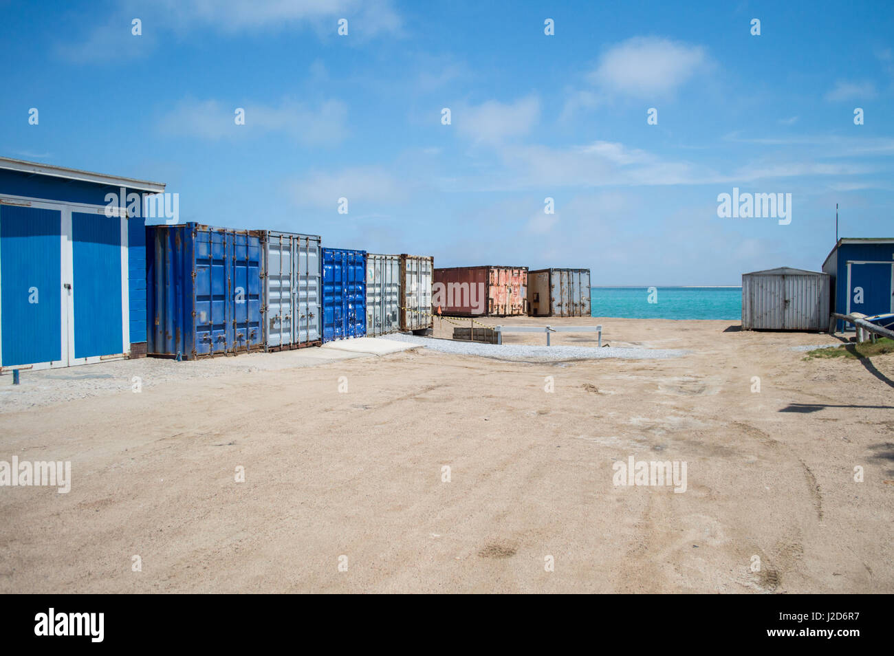Container von einem Türkis Meer in Walvisbay, Namibia Stockfoto