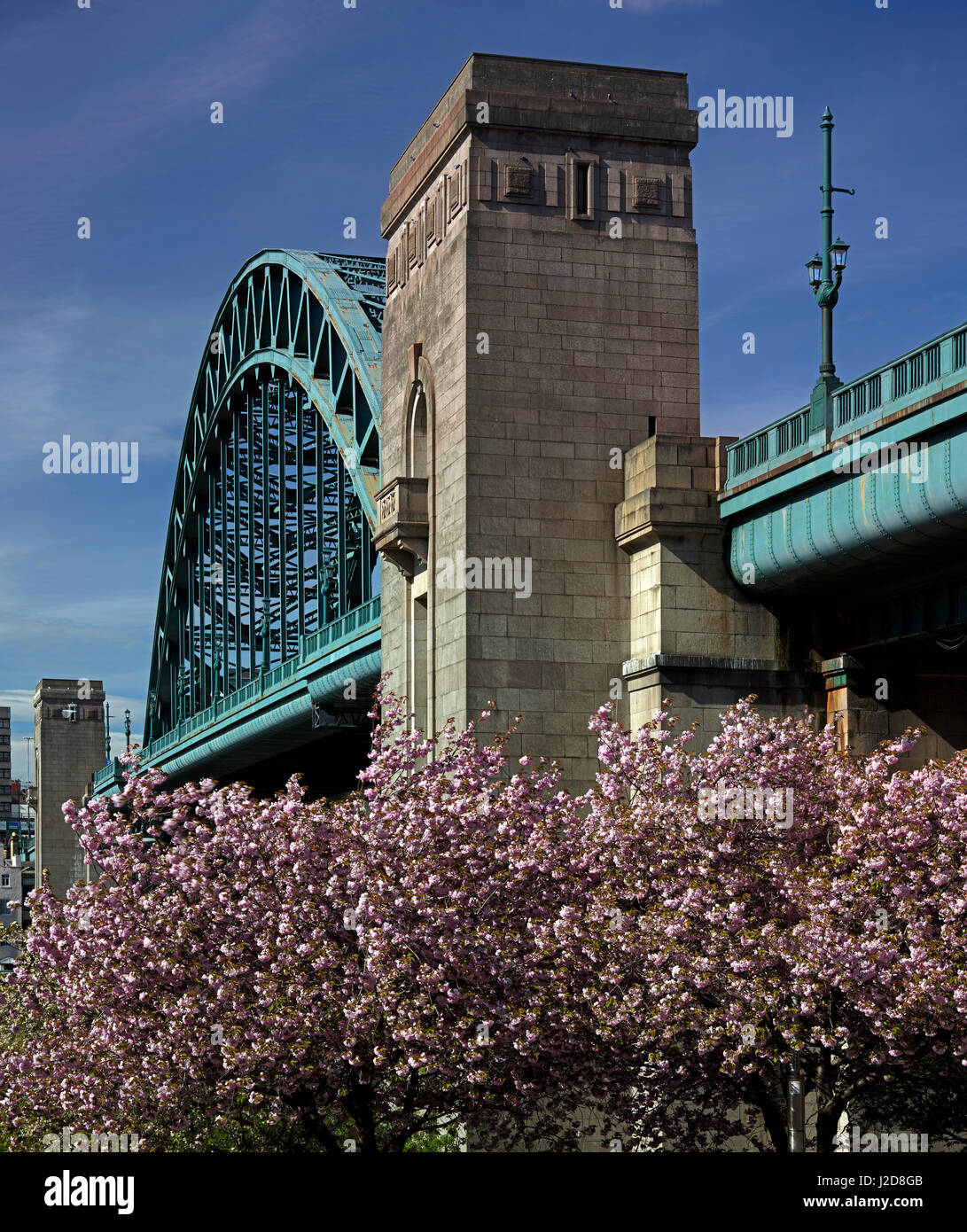 Tagsüber Blick auf die Tyne Bridge vor blauem Himmel Sommerzeit in Newcastle Upon Tyne, North East England, Vereinigtes Königreich Stockfoto