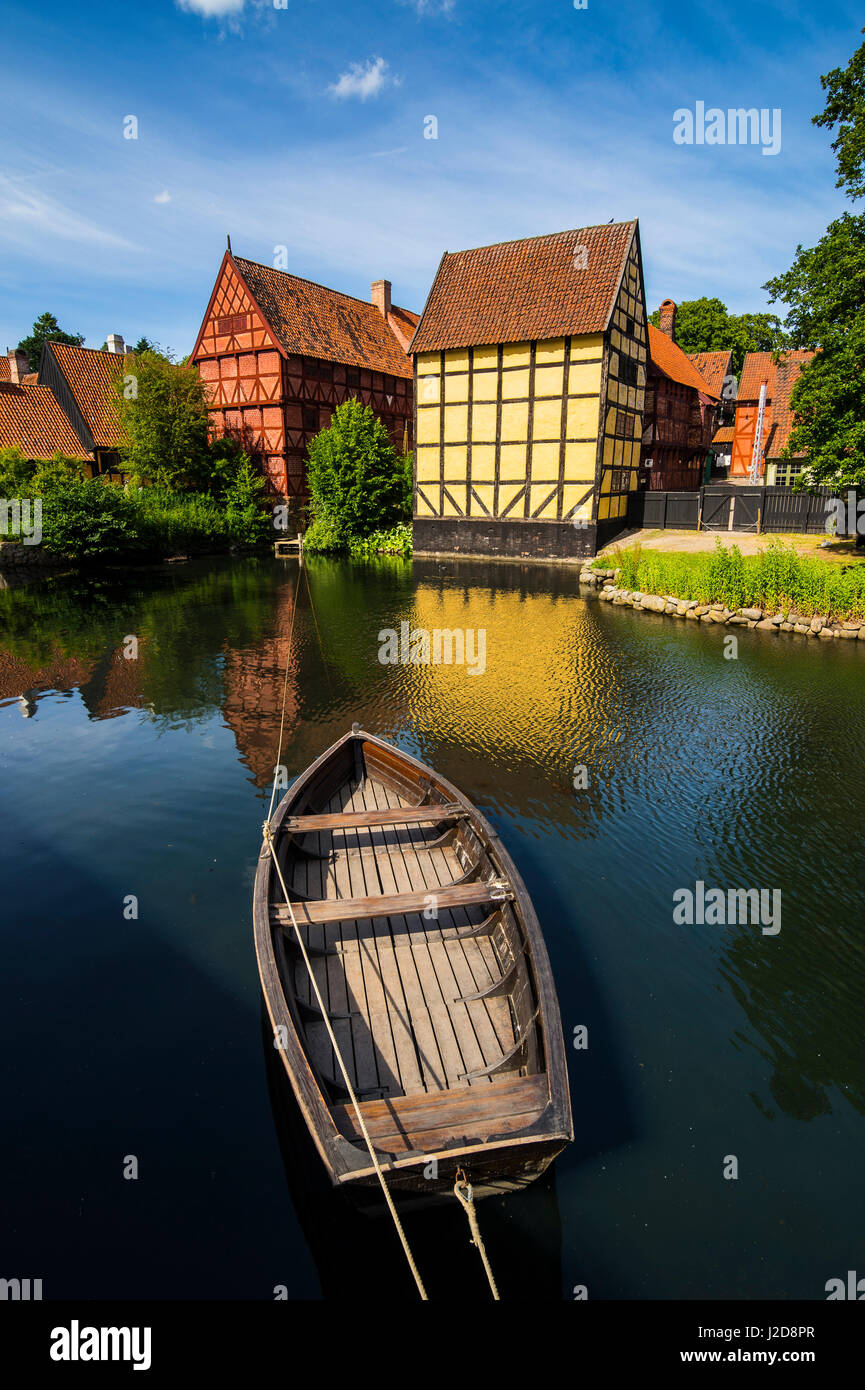 Kleines Boot in einem Teich in der Altstadt Den Gamle By, Freilichtmuseum in Aarhus, Dänemark Stockfoto