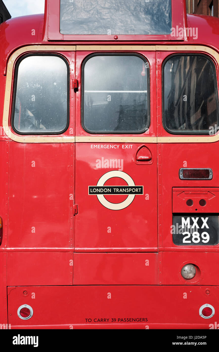 Oldtimer roten Londoner Routemaster Bus, Rückansicht Stockfoto