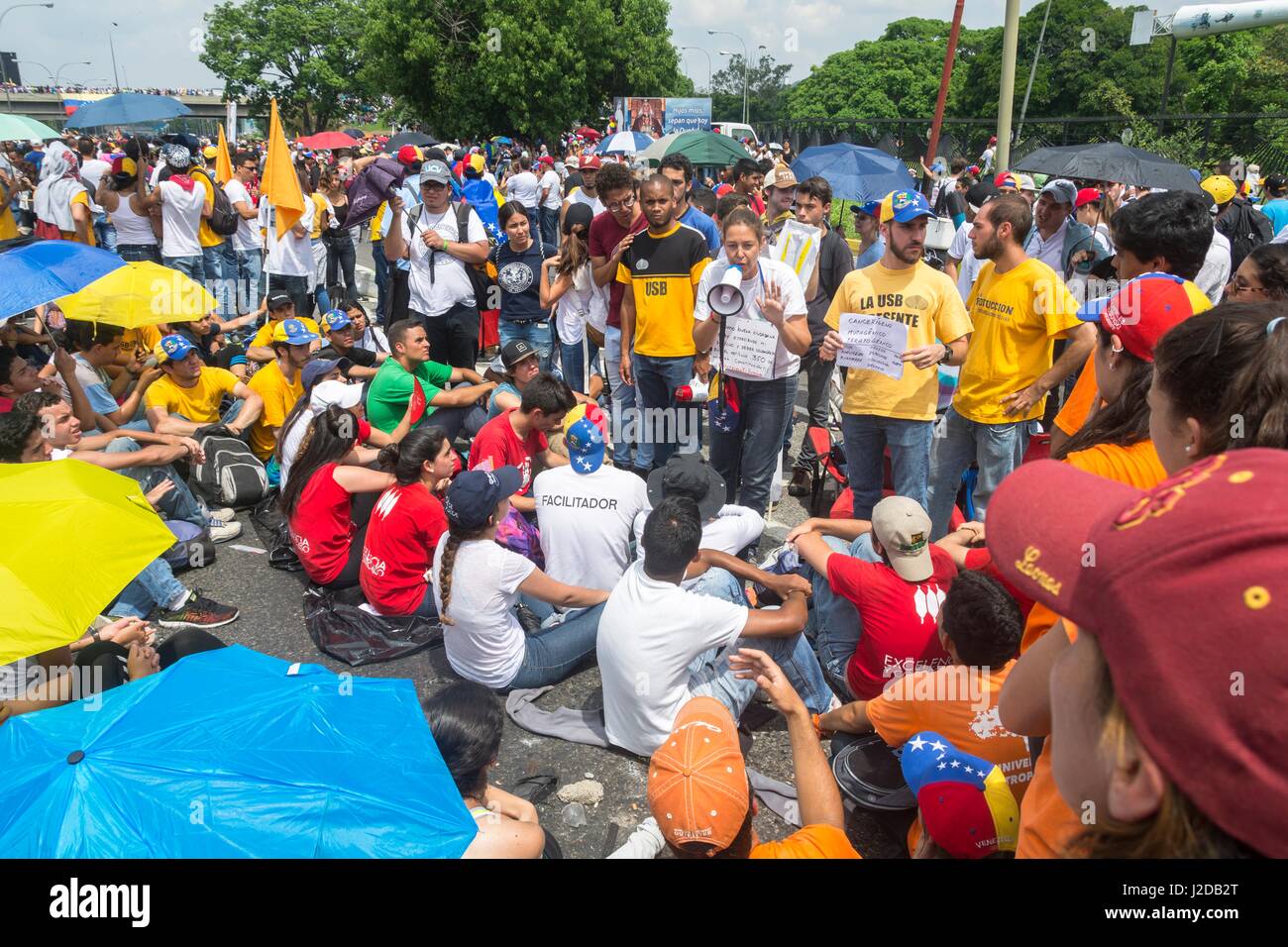 Ein Arzt gibt eine Klasse über die Auswirkungen der Tränengas-Pumpen, die Polizei und Nationalgarde verwendet, die Demonstranten an den Protesten gegen die Regierung von Maduro zu unterdrücken. Am Montag, den 24. April startete die venezolanische Opposition eine neue Protestierende Strategie: eine nationale Sit-In. Ziel ist es, eine "höhere Druck" erreicht durch Blockieren der Hauptstraßen und Autobahnen des Landes und in Platz bleiben für Stunden Stockfoto