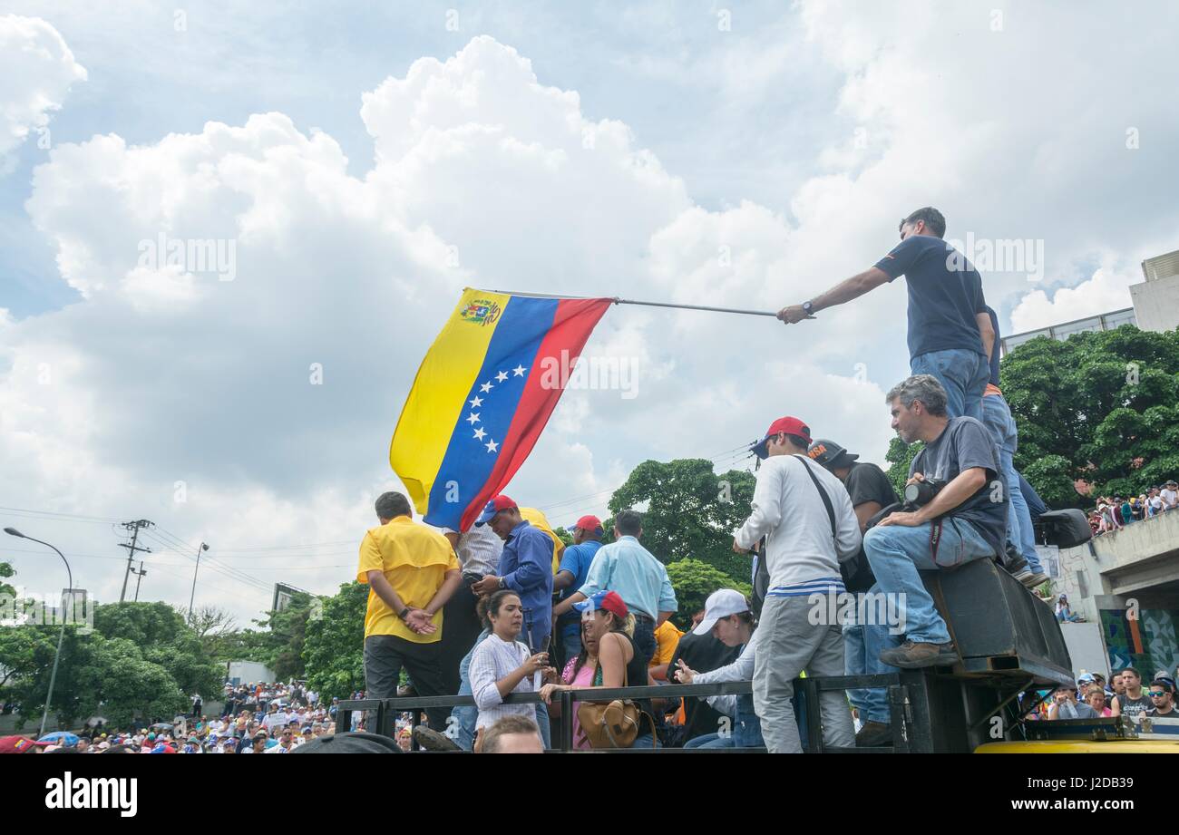 Am Montag, den 24. April startete die venezolanische Opposition eine neue Protestierende Strategie: eine nationale Sit-In. Ziel ist es, eine "höhere Druck" erreicht durch Blockieren der Hauptstraßen und Autobahnen des Landes und in Platz bleiben für Stunden Stockfoto