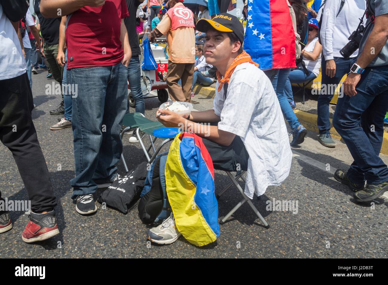 Ein Gegner frisst auf den Protest, genannt El Cumberland auf der Autobahn Francisco Fajardo in Caracas. Am Montag, den 24. April startete die venezolanische Opposition eine neue Protestierende Strategie: eine nationale Sit-In. Ziel ist es, eine "höhere Druck" erreicht durch Blockieren der Hauptstraßen und Autobahnen des Landes und in Platz bleiben für Stunden Stockfoto