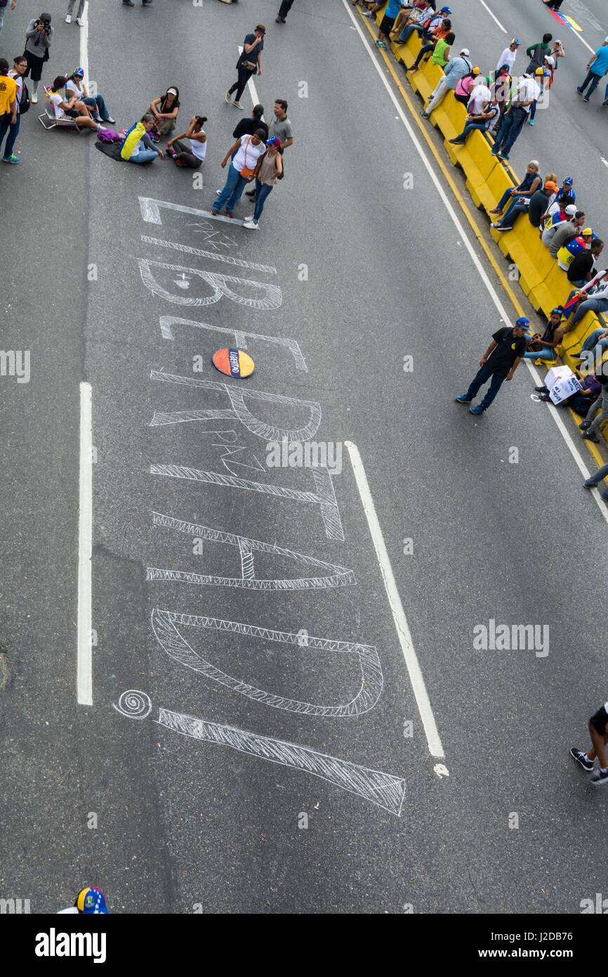 Am Montag, den 24. April startete die venezolanische Opposition eine neue Protestierende Strategie: eine nationale Sit-In. Ziel ist es, eine "höhere Druck" erreicht durch Blockieren der Hauptstraßen und Autobahnen des Landes und in Platz bleiben für Stunden Stockfoto