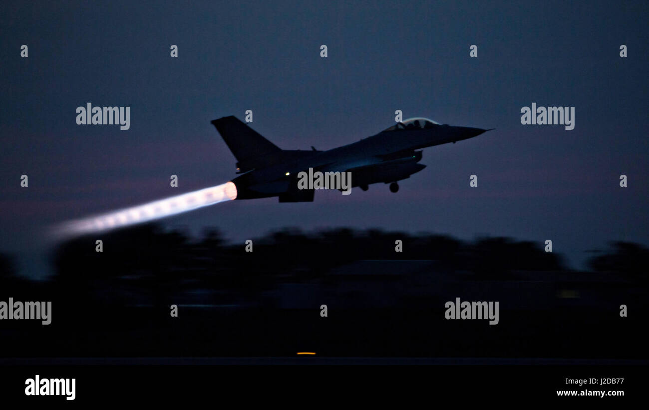 Gunsan, Nordkorea. 26. April 2017. Republik Korea f-16 Fighting Falcon Jet zieht für eine Nacht Ausbildung Ausfall während der Übung MAX Donner von Kunsan Air Base 26. April 2017 in Gunsan, Südkorea. USA und der Alliierten Streitkräfte in der gesamten asiatischen Region gestiegen bekämpfen Übungen wie Spannungen zwischen den USA und Nordkorea steigen weiter. Bildnachweis: Planetpix/Alamy Live-Nachrichten Stockfoto