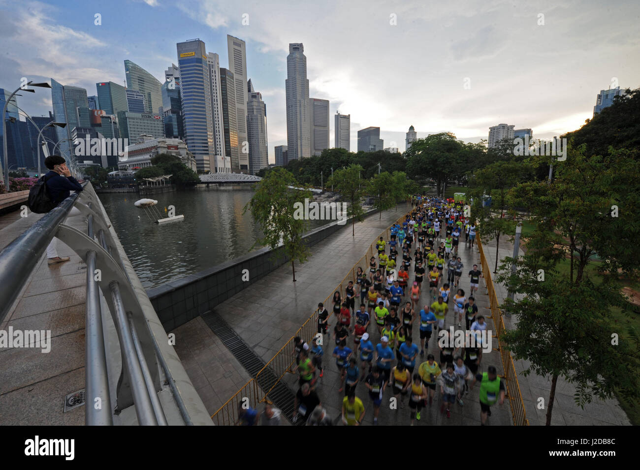 Singapur. 27. April 2017. Läufer konkurrieren während der J.P. Morgan Corporate Challenge Singapur im Singapurs civic District, am 27. April 2017. Bildnachweis: Dann Chih Wey/Xinhua/Alamy Live News Stockfoto