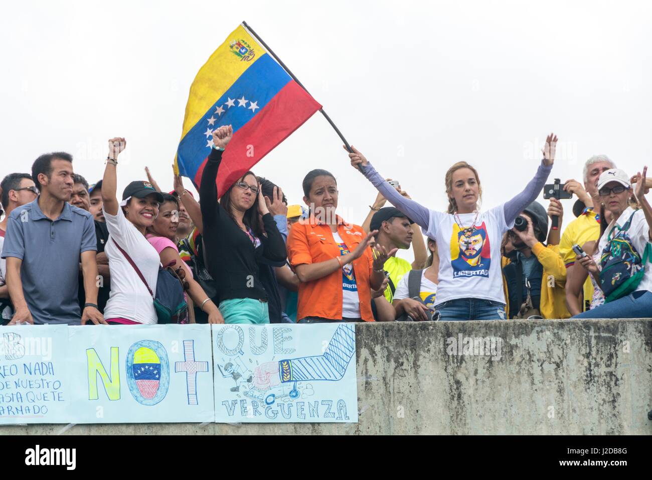 Lilian Tintori, Ehefrau von prominenten inhaftierten Oppositionsführer Leopoldo Lopez, Wellen einer venezolanischen Nationalflagge während einer Kundgebung gegen die Regierung von Präsident Nicolas Maduro am Montag, den 24. April. Die venezolanische Opposition startete eine neue Protestierende Strategie: eine nationale Sit-In. Ziel ist es, eine "höhere Druck" erreicht durch Blockieren der Hauptstraßen und Autobahnen des Landes und in Platz bleiben für Stunden Stockfoto