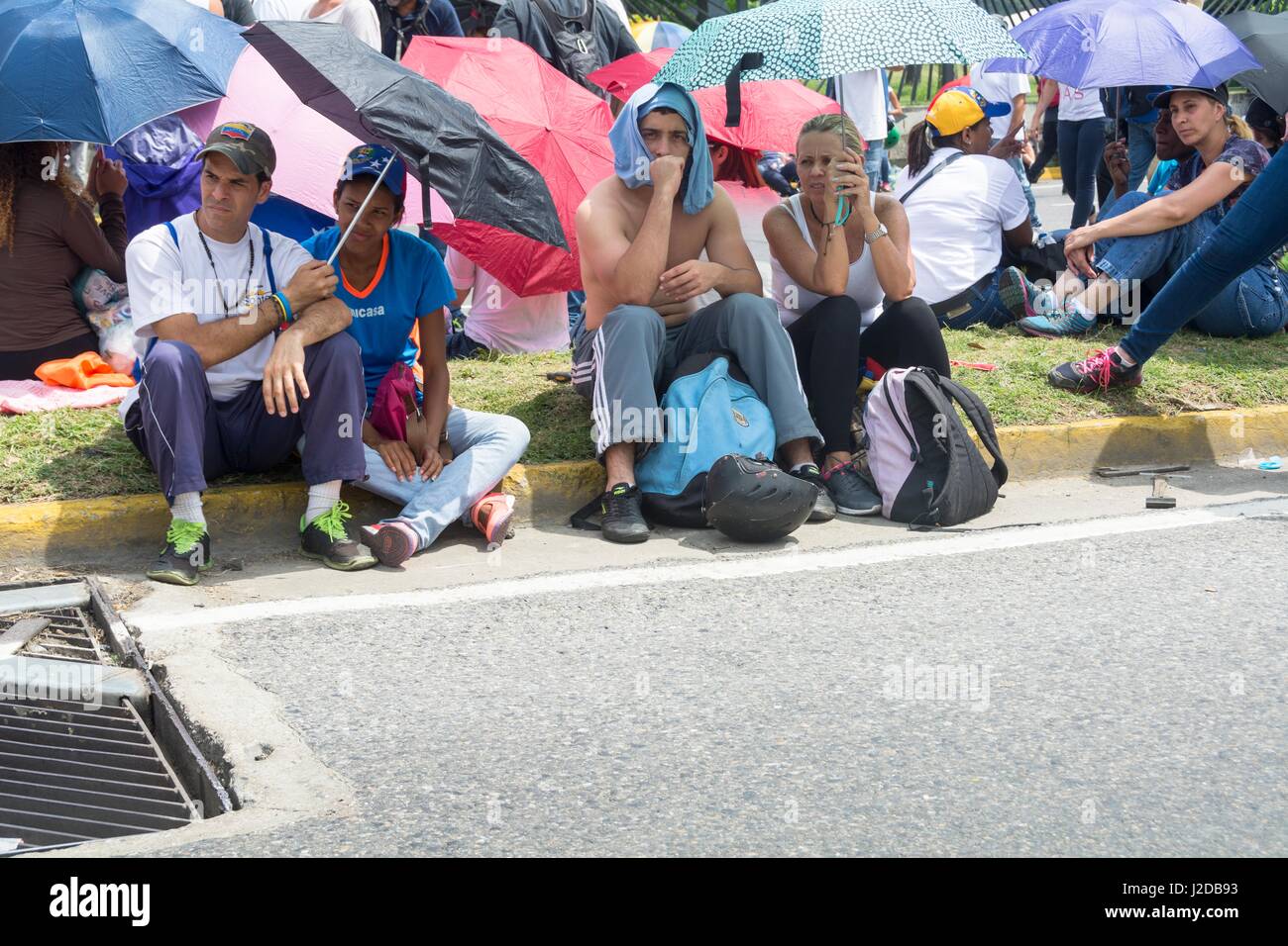 Am Montag, den 24. April startete die venezolanische Opposition eine neue Protestierende Strategie: eine nationale Sit-In. Ziel ist es, eine "höhere Druck" erreicht durch Blockieren der Hauptstraßen und Autobahnen des Landes und in Platz bleiben für Stunden Stockfoto