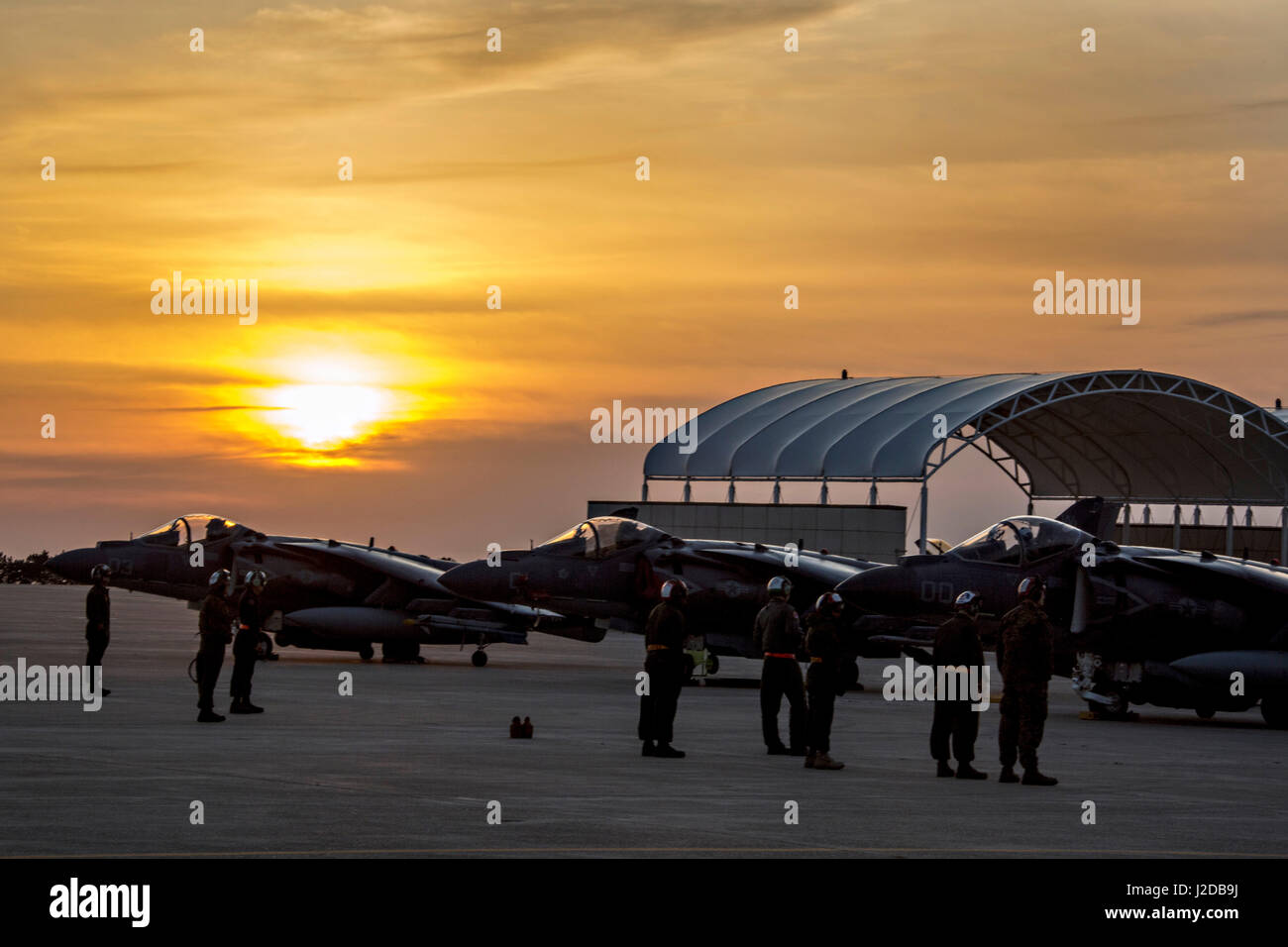 Gunsan, Nordkorea. 26. April 2017. US-Marines mit Marine Angriff Geschwader 311 bereiten AV-8 b Harrier Jets bis zum Abflug an einem Abend training Sortie während Übung MAX Donner von Kunsan Air Base 26. April 2017 in Gunsan, Südkorea taxi. USA und der Alliierten Streitkräfte in der gesamten asiatischen Region gestiegen bekämpfen Übungen wie Spannungen zwischen den USA und Nordkorea steigen weiter. Bildnachweis: Planetpix/Alamy Live-Nachrichten Stockfoto