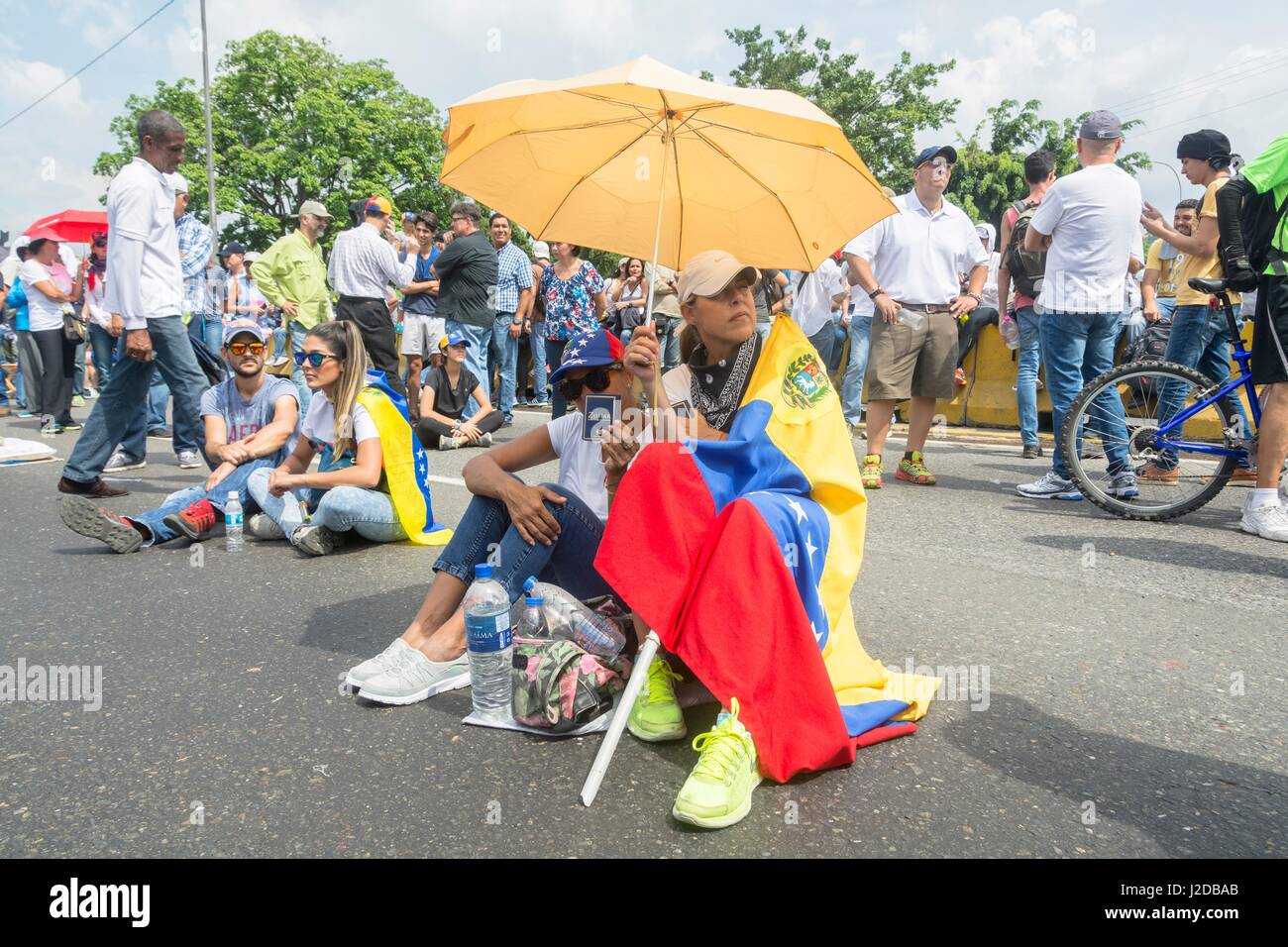 Am Montag, den 24. April startete die venezolanische Opposition eine neue Protestierende Strategie: eine nationale Sit-In. Ziel ist es, eine "höhere Druck" erreicht durch Blockieren der Hauptstraßen und Autobahnen des Landes und in Platz bleiben für Stunden Stockfoto