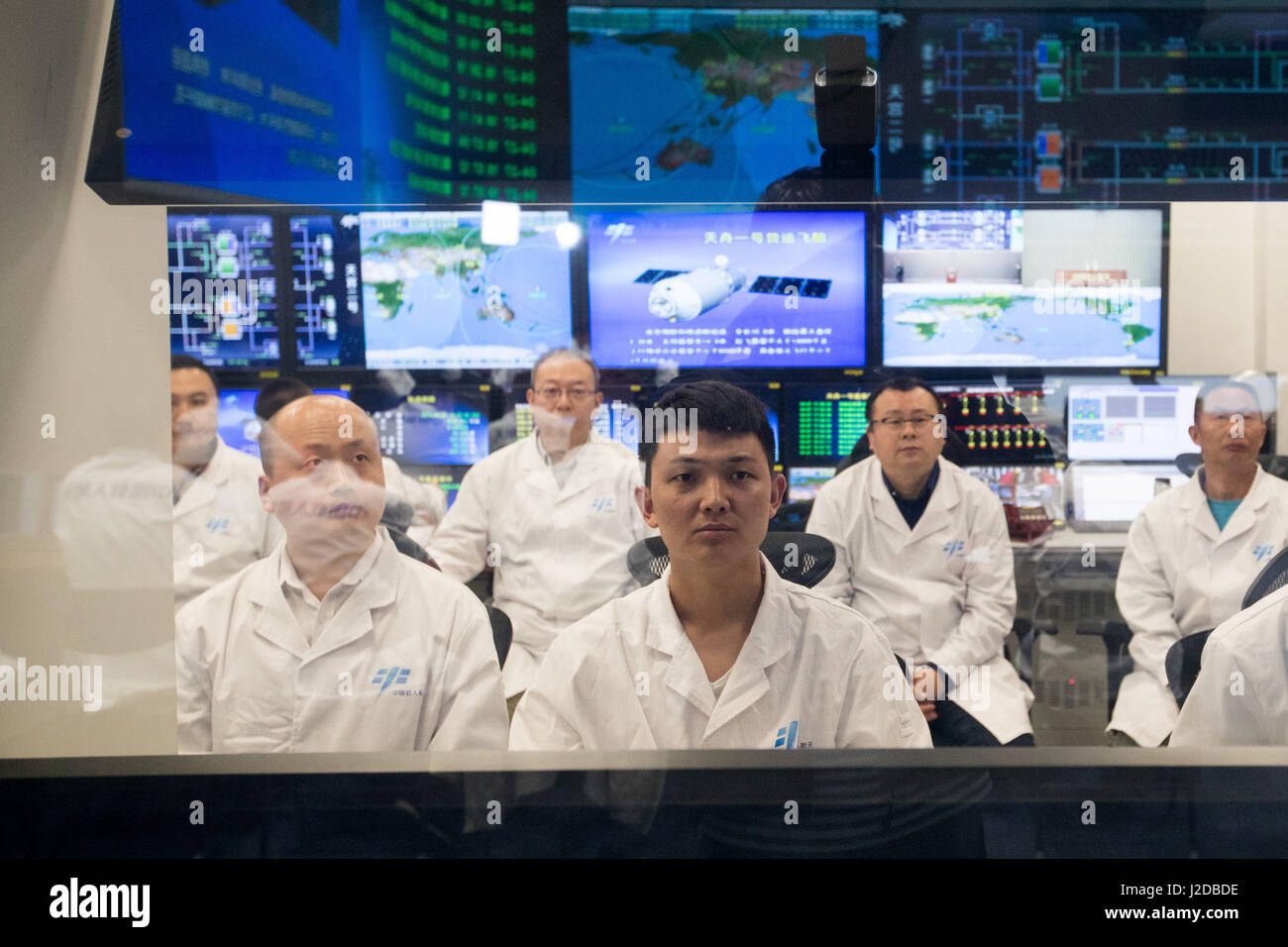 (170427)--Peking, 27. April 2017 (Xinhua)--arbeitendes Personal Blick auf den Bildschirm in das Control-Center in Peking, Hauptstadt von China, 27. April 2017. Chinas Tianzhou-1 Ladung Raumschiff und Weltraumlabor Tiangong-2 abgeschlossen ihre ersten in-Orbit-tanken am 19:07 Donnerstag, ein weiterer Erfolg der Mission der Tianzhou-1.   (Xinhua/Ju Zhenhua) (Zhs) Stockfoto