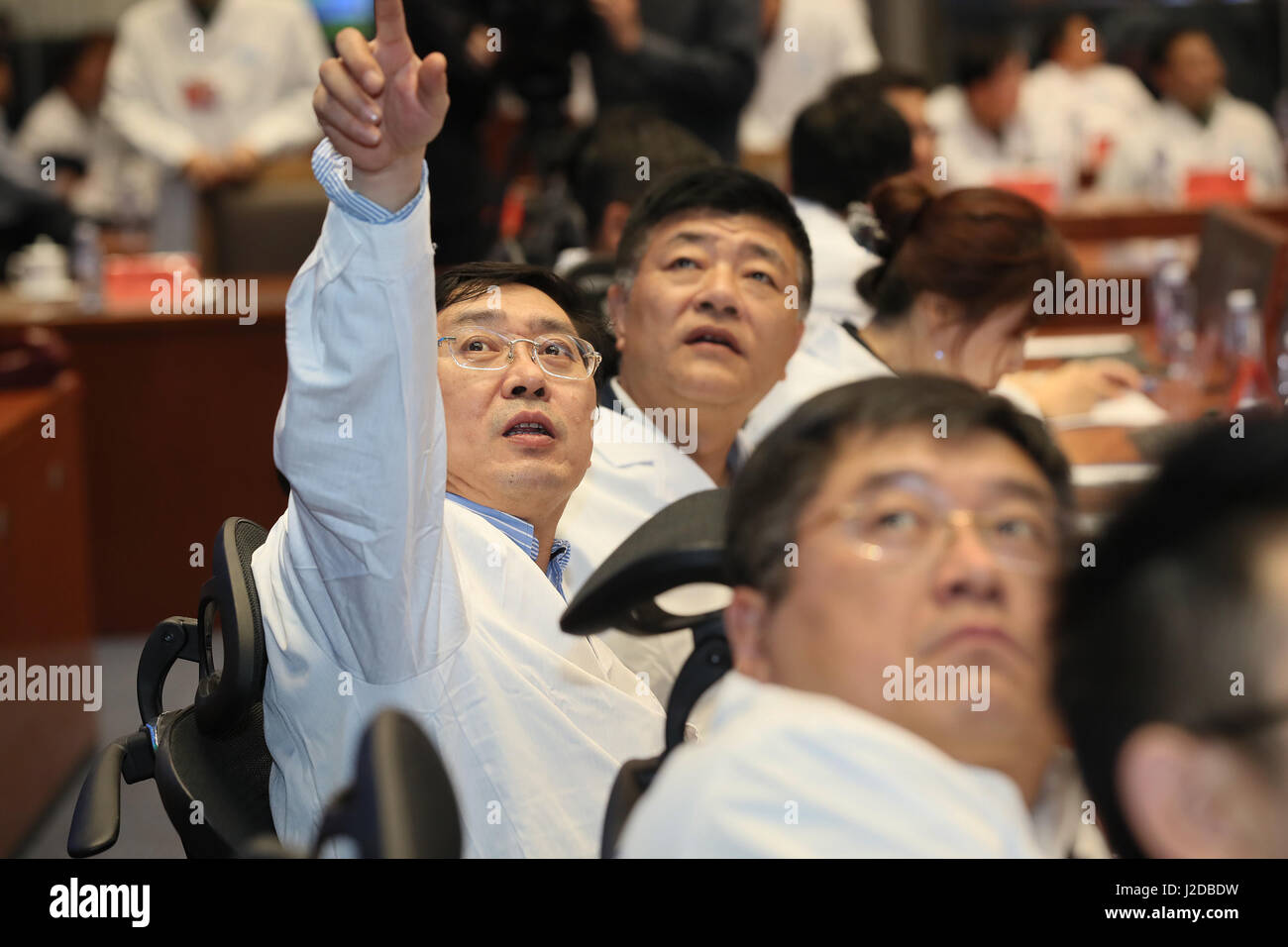 (170427)--Peking, 27. April 2017 (Xinhua)--arbeitendes Personal Blick auf den Bildschirm in das Control-Center in Peking, Hauptstadt von China, 27. April 2017. Chinas Tianzhou-1 Ladung Raumschiff und Weltraumlabor Tiangong-2 abgeschlossen ihre ersten in-Orbit-tanken am 19:07 Donnerstag, ein weiterer Erfolg der Mission der Tianzhou-1.   (Xinhua/Ju Zhenhua) (Zhs) Stockfoto