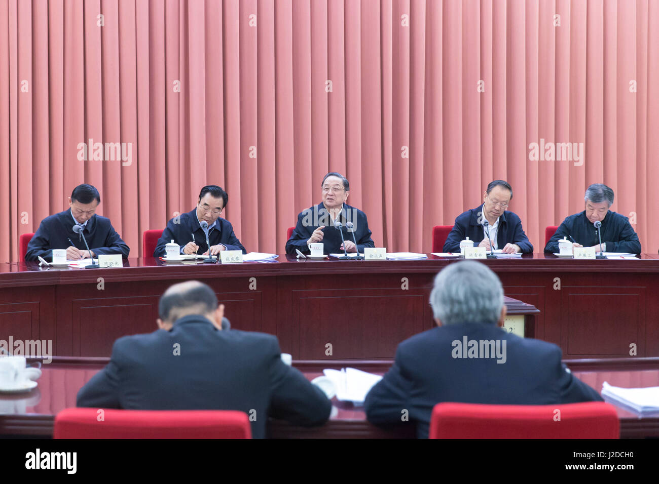 (170427)--Peking, 27. April 2017 (Xinhua)--Yu Zhengsheng (C, hinten), Vorsitzender des Nationalkomitees der politischen Konsultativkonferenz des chinesischen Volkes leitet eine zweiwöchentliche Beratungsgespräch über die Revision des Gesetzes des Landes über die Prävention und die Kontrolle der Wasserverschmutzung in Peking, Hauptstadt von China, 27. April 2017.  (Xinhua/Cui Xinyu) (Zhs) Stockfoto