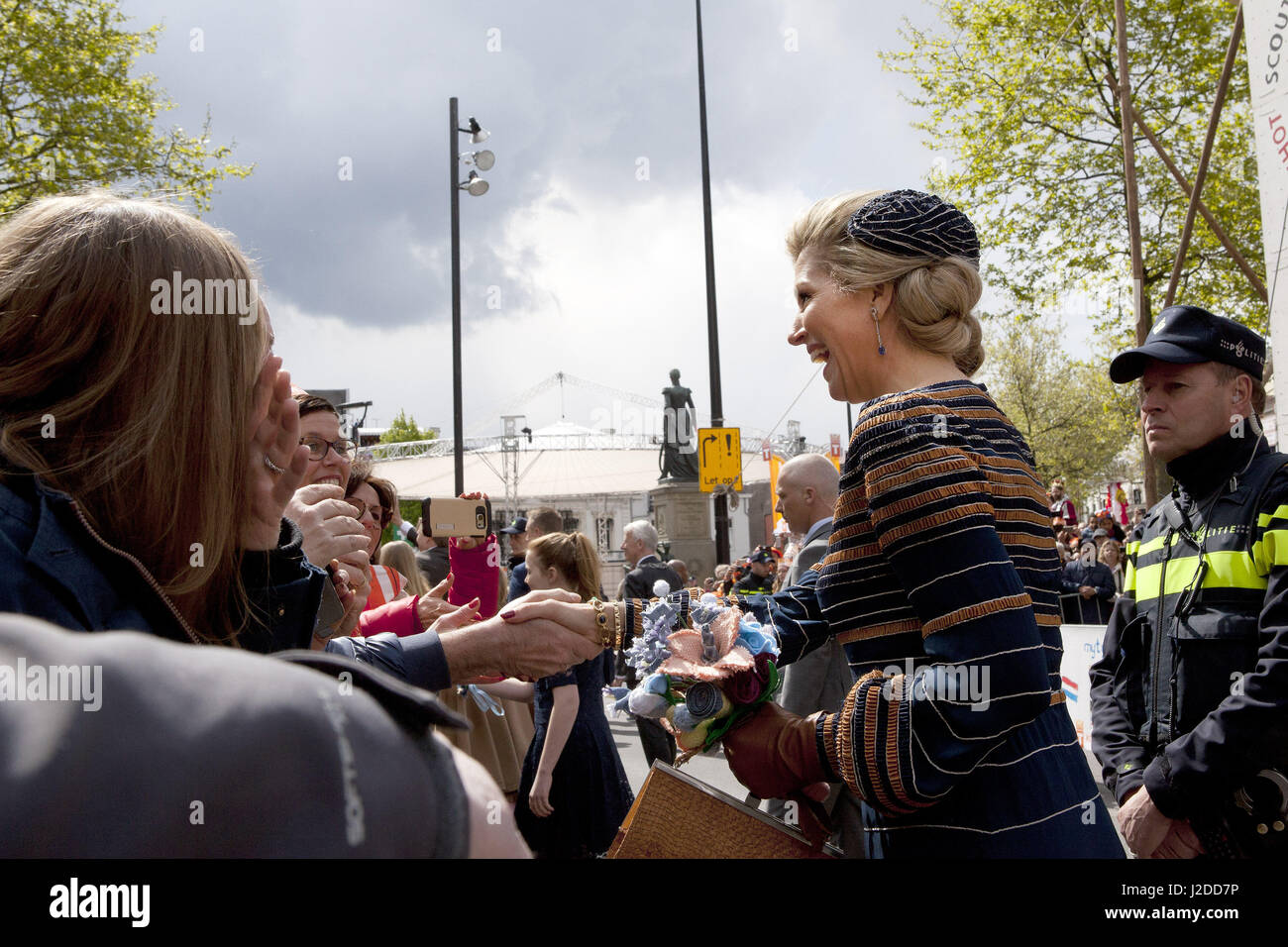 27. April 2017 - Tilburg, Noord-Brabant, Niederlande - Tilburg in den Niederlanden. Königstag 2017 in Holland. Die Königsfamilie feiert den 50. Jahrestag von König Willem-Alexander heute in Tilburg. Porträt der Königin Maxima. Anwesend sind: König Willem-Alexander, Königin MÃ¡xima und ihren drei Töchtern Amalia, Alexia und Ariane. Es gibt auch Prinz Constantijn, Prinz Laurentien, Prinz Maurits, Prinzessin Marilene, Prinz Bernard, Prinzessin Annette, Prinz Pieter-Kristiaan, Prinzessin Anita, Prinz Floris und Prinzessin Aimée. Bildnachweis: Paulien Van De Loo/ZUMA Draht/Alamy Live-Nachrichten Stockfoto