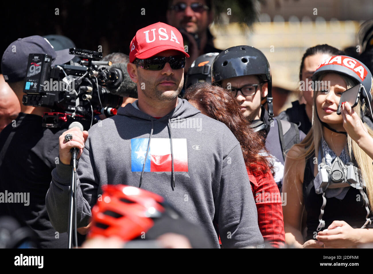 Berkeley, Kalifornien, USA. 27. April 2017. KYLE CHAPMAN, auch bekannt als '' basierte Stickman, '' dient als MC während einer Kundgebung von Trump und Alt-Recht Unterstützer in Berkeleys Civic Center Park. Bildnachweis: Jeremy Breningstall/ZUMA Draht/Alamy Live-Nachrichten Stockfoto