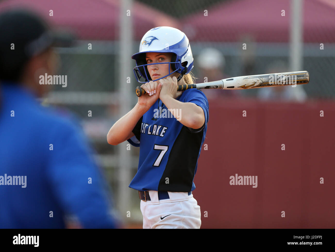 Clearwater, Florida, USA. 27. April 2017. DOUGLAS R. CLIFFORD. East Lake High School Caroline Jacquay (7) bereitet sie auf bat während das erste Inning am Donnerstag (27.04.17) Bezirk Softball-Spiel zwischen Ost-See und Landschaft High School auf Land in Clearwater. Bildnachweis: Douglas R. Clifford/Tampa Bay Times / ZUMA Draht/Alamy Live News Stockfoto