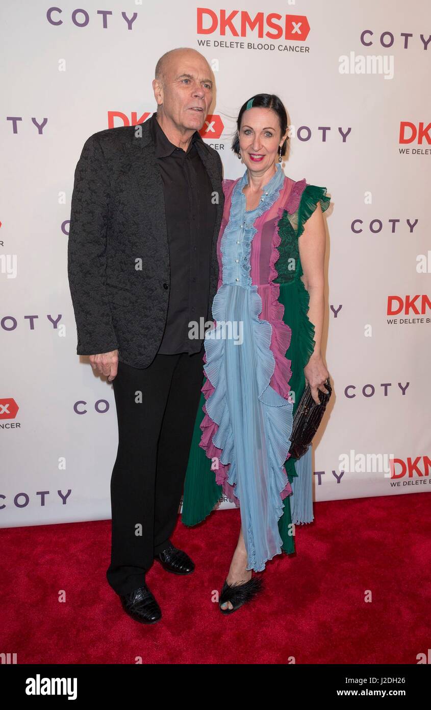 New York, NY, USA. 27. April 2017. Peter Harf, Tina Harf im Ankunftsbereich für DKMS 11. jährliche Big Love Gala, Cipriani Wall Street, New York, NY 27. April 2017. Bildnachweis: Lev Radin/Everett Collection/Alamy Live-Nachrichten Stockfoto