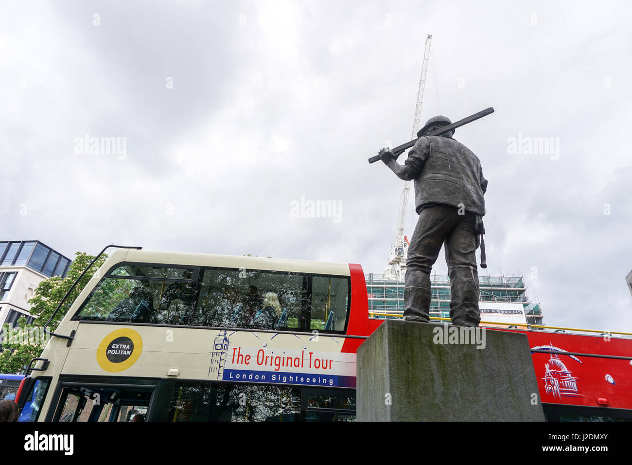 London, England, Vereinigtes Königreich. 28. April 2017. Vereinen Sie der Union verlassen einen Blumen-Kranz für International Workers' Memorial Day am Gebäude Arbeiter Satzung Tower Hill. per Kreditkarte: siehe Li/Alamy Live News Stockfoto