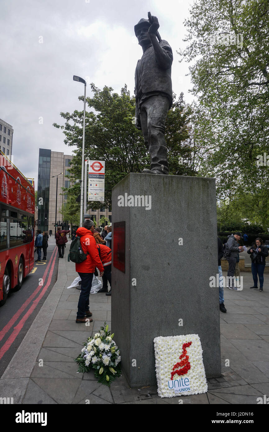 London, England, Vereinigtes Königreich. 28. April 2017. Vereinen Sie der Union verlassen einen Blumen-Kranz für International Workers' Memorial Day am Gebäude Arbeiter Satzung Tower Hill. per Kreditkarte: siehe Li/Alamy Live News Stockfoto