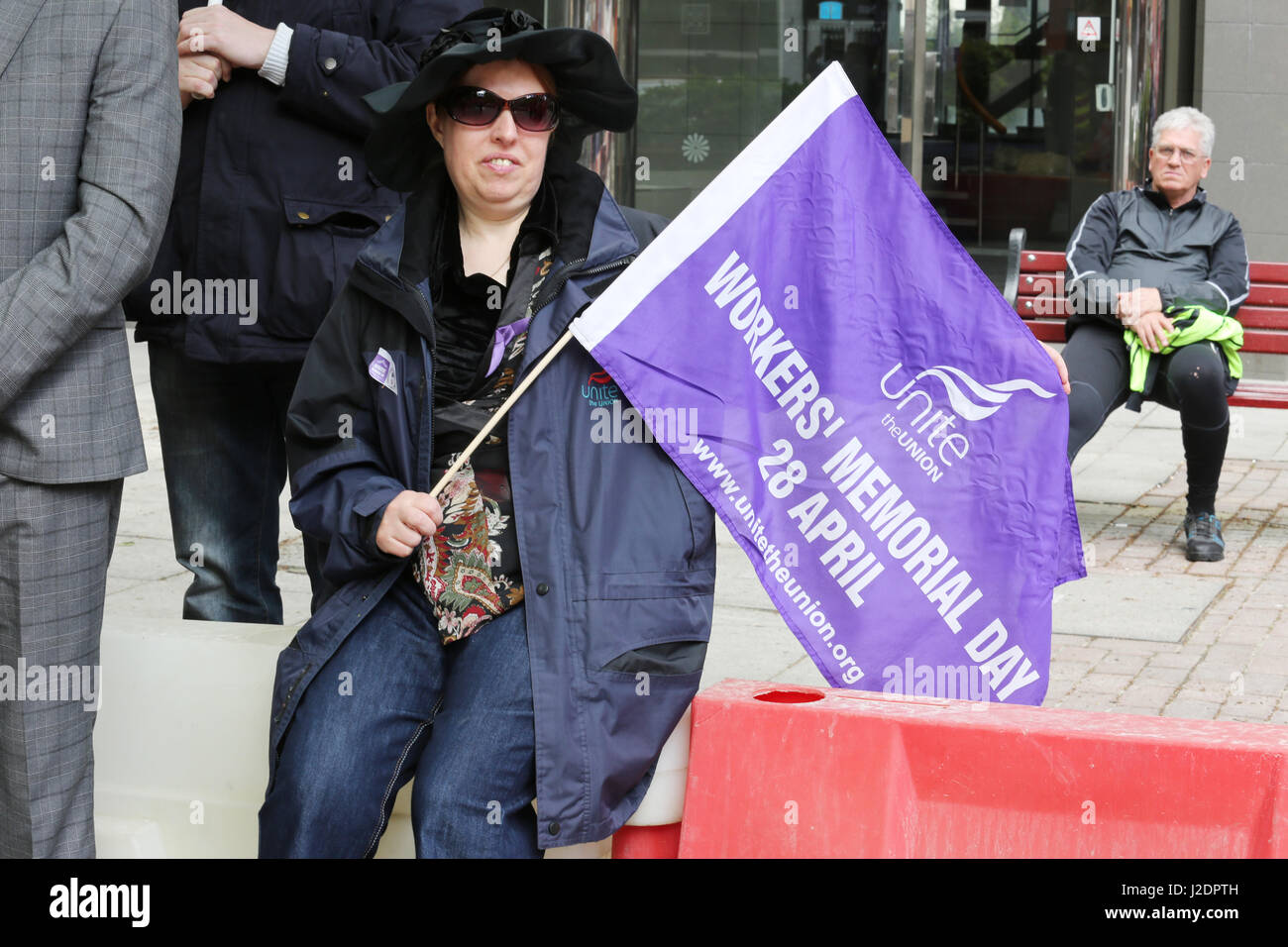 Manchester, UK. 28. April 2017. Ein Flag, das liest "Workers Memorial Day 28. Mai" findet in Lincoln Square, Manchester, 28. April 2017 Credit: Barbara Koch/Alamy Live News Stockfoto