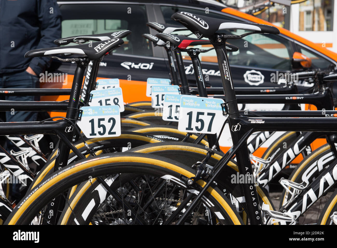 Bridlington, Großbritannien. 28. April 2017. Fahrräder für die Tour de Yorkshire Schlange. Bildnachweis: Richard Smith/Alamy Live-Nachrichten Stockfoto