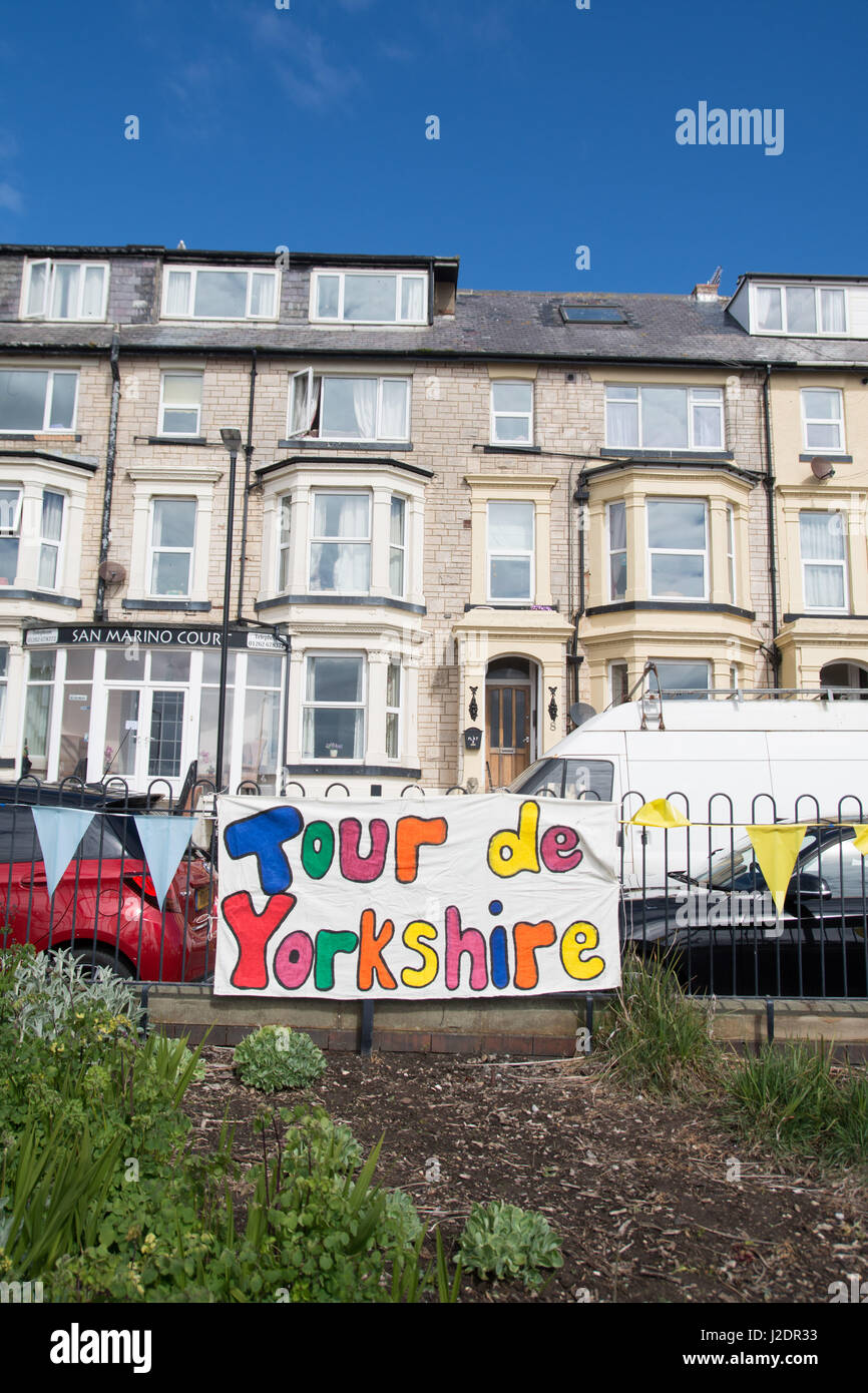 Bridlington, Großbritannien. 28. April 2017. Eine hausgemachte Banner vor der Küste Wohnungen mit Blick auf den Tour De Yorkshire starten in Bridlington Credit: Richard Smith/Alamy Live News Stockfoto