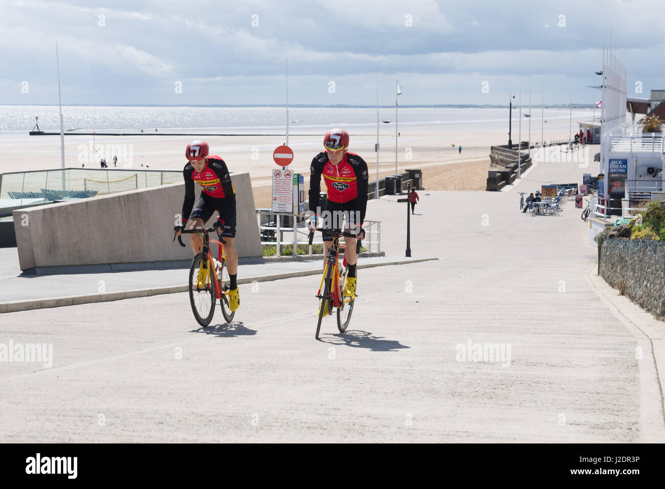 Bridlington, Großbritannien. 28. April 2017. Team Raleigh verwenden den Slip Weg für ein Squick Aufstieg Aufwärmen in Bridlington, Stufe 1 Tour de Yorkshire Credit: Richard Smith/Alamy Live News Stockfoto