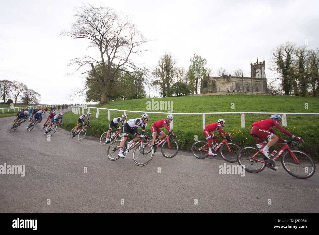 Birdsall, UK. 28. April 2017. Fahrerfeld der Tour De Yorkshire schlängelt sich durch Birdsall, nr Malton. Stufe 1. Bildnachweis: Richard Smith/Alamy Live-Nachrichten Stockfoto