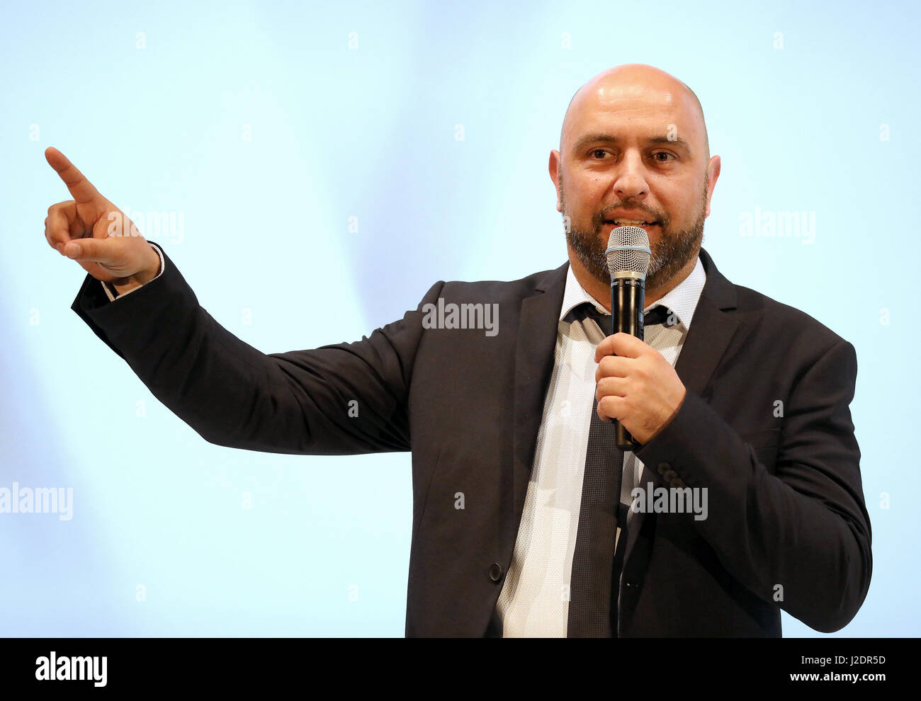 Hamburg, Deutschland. 27. April 2017. Schriftsteller und Cabaret Performer Serdar Somuncu anlässlich der Verleihung des Nannen Preises in Hamburg, Deutschland, 27. April 2017. Foto: Georg Wendt/Dpa/Alamy Live News Stockfoto