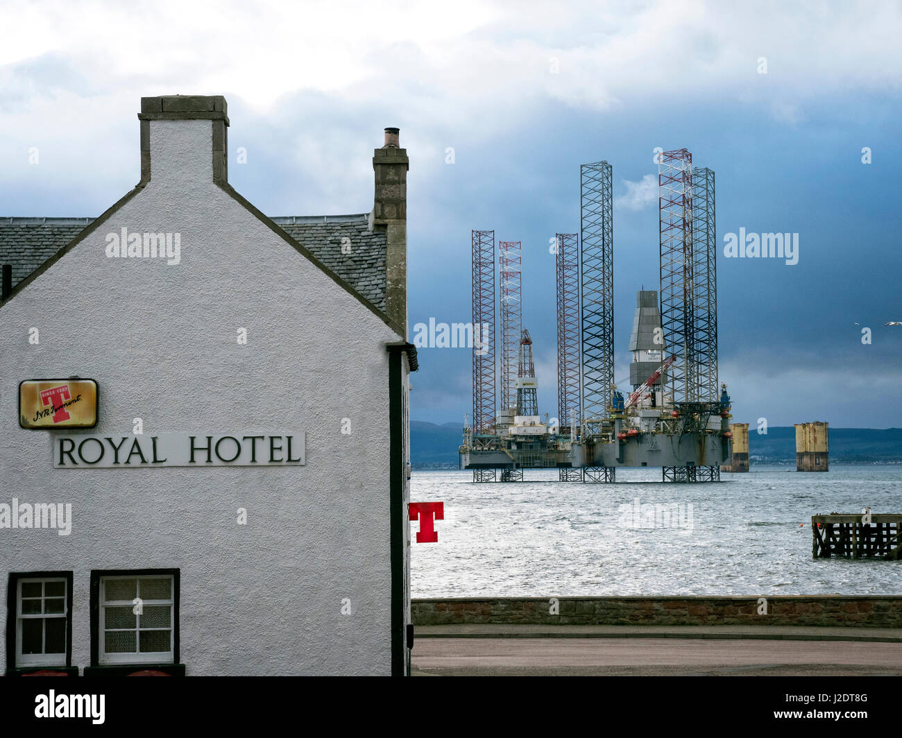Royal Hotel in Cromarty ein Nordsee-Exploration-Rig im Cromarty Firth im Hintergrund Stockfoto