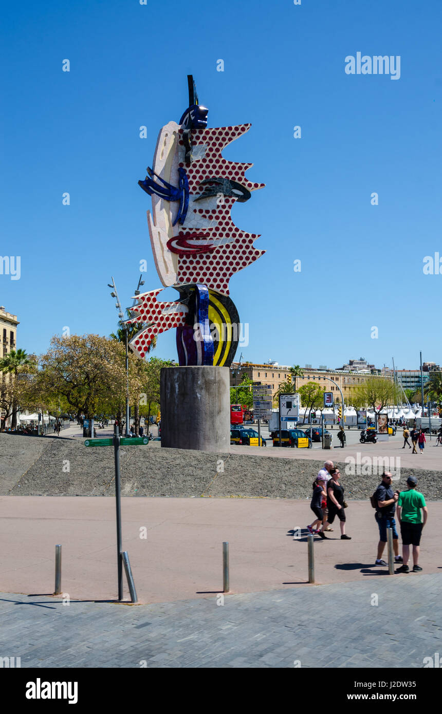 Roy Lichtensteins "The Face" ist eine imposante Skulptur, die am Ende des Passeig Colom im Barceloona sitzt. Stockfoto