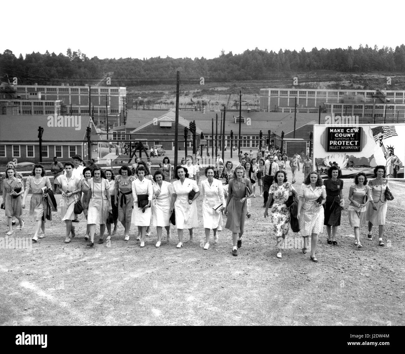 Alle weiblichen und weiße Arbeitskräfte ändert Verschiebungen bei der Uran-Anreicherungsanlage Y-12 11. August 1945 in Oak Ridge, Tennessee. Oak Ridge war der Ort der Clinton-Ingenieur arbeiten wo das Manhattan-Projekt, eine Atombombe zu machen während des zweiten Weltkrieges beruhte. Die Anlage stützte sich auf Frauen, die Arbeiter als die Mehrheit der Männer in der Armee während des Krieges dienten. Stockfoto