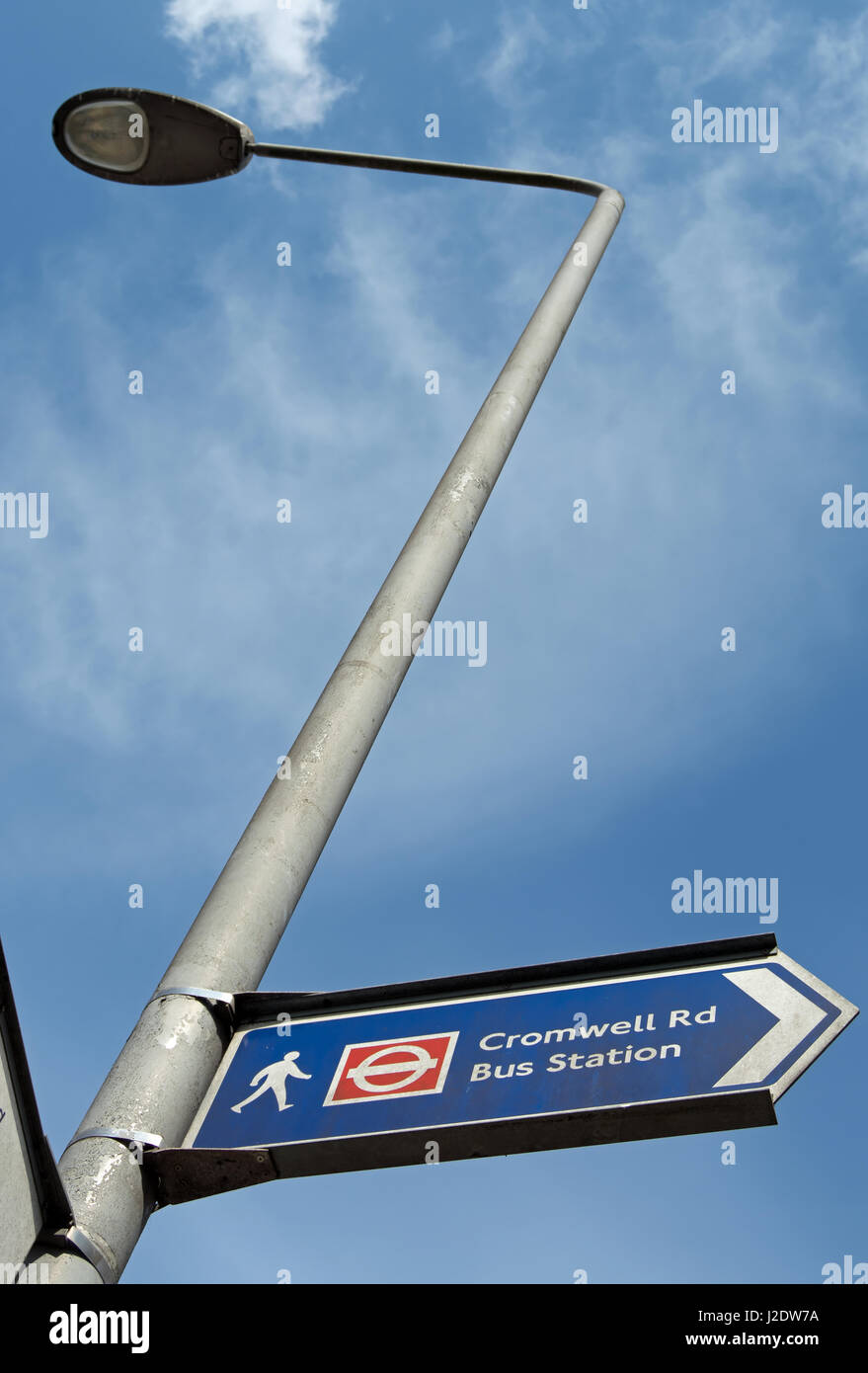 rechts zeigt Zeichen für Cromwell Road Bus Station in Kingston nach Themse, Surrey, england Stockfoto