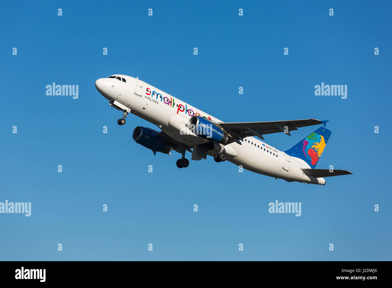 Korfu, Griechenland - 18. August 2015: Small Planet Airlines Polen Airbus A320-200 internationalen Flughafen Korfu ausziehen. Stockfoto