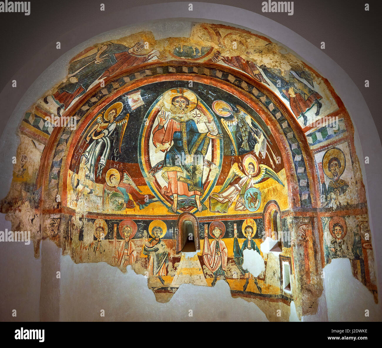 Romanische Fresken, die Christus Pantokrator und die Apostel aus der Kirche von Sant Miguel d'Engolasters, Les Escaldes, Andorra... Gemalt um Stockfoto