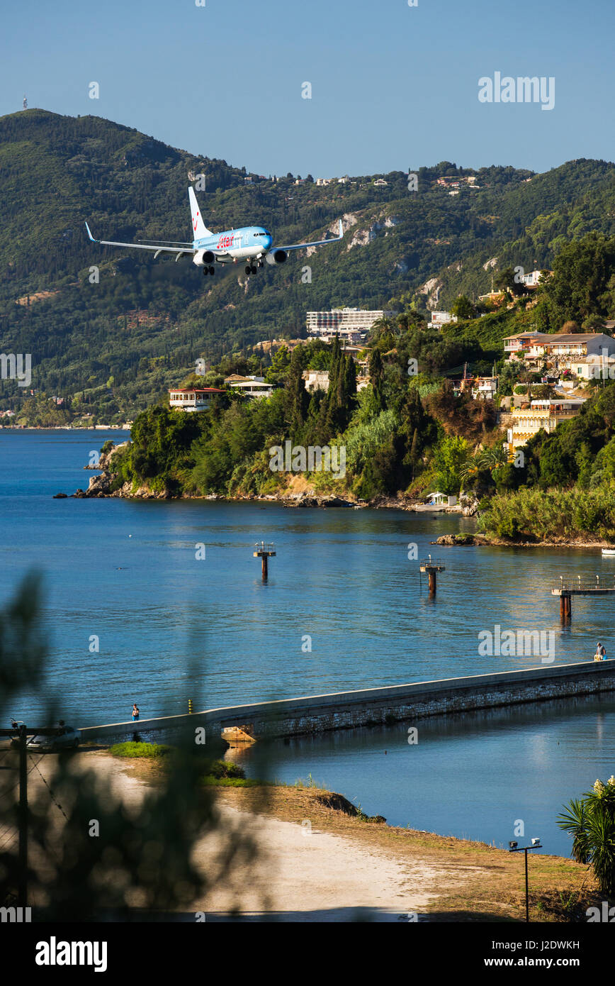 Korfu, Griechenland - 18. August 2015: Jetairfly Boeing 737-800 Landung auf der Landebahn des Flughafen Korfu. Jetairfly ist eine belgische Fluggesellschaft. Stockfoto