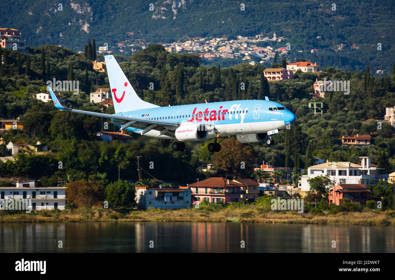 Korfu, Griechenland - 18. August 2015: Jetairfly Boeing 737-800 Landung auf der Landebahn des Flughafen Korfu. Jetairfly ist eine belgische Fluggesellschaft. Stockfoto