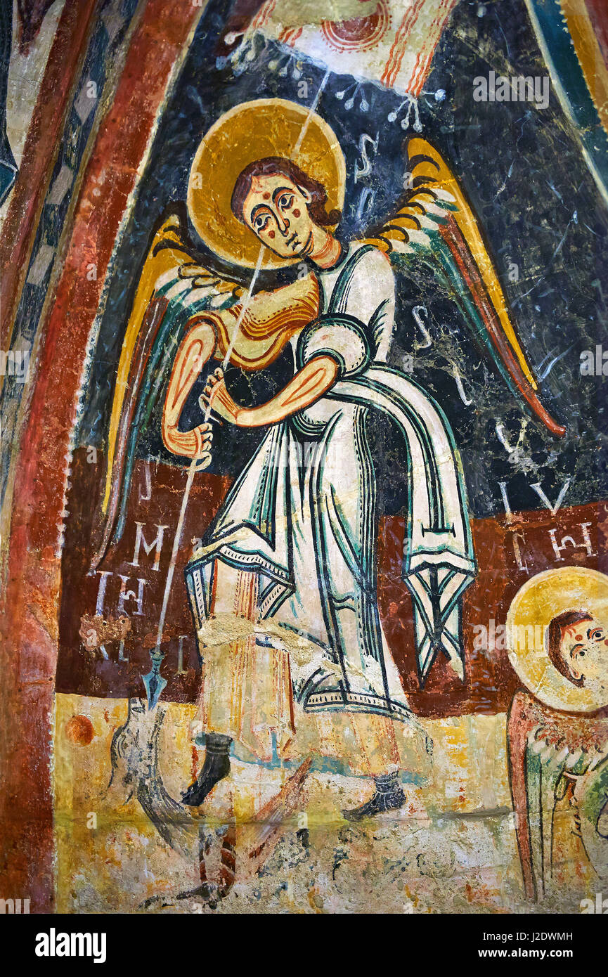 Romanische Fresken, die Erzengel Michael Tötung ein Drache aus der Kirche von Sant Miguel d'Engolasters, Les Escaldes, Andorra... Gemalt um Stockfoto