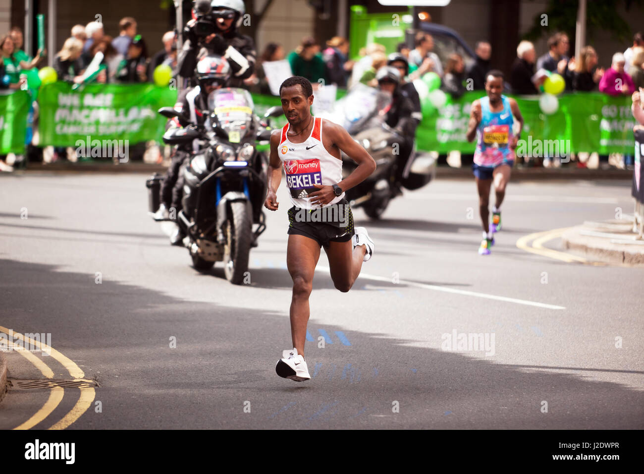 Kenenisa Bekele aus Äthiopien, im Wettbewerb mit 2017 London Maratrhon. Er fuhr fort, auf den zweiten, Platz in einer Zeit von 02:05:57 Stockfoto