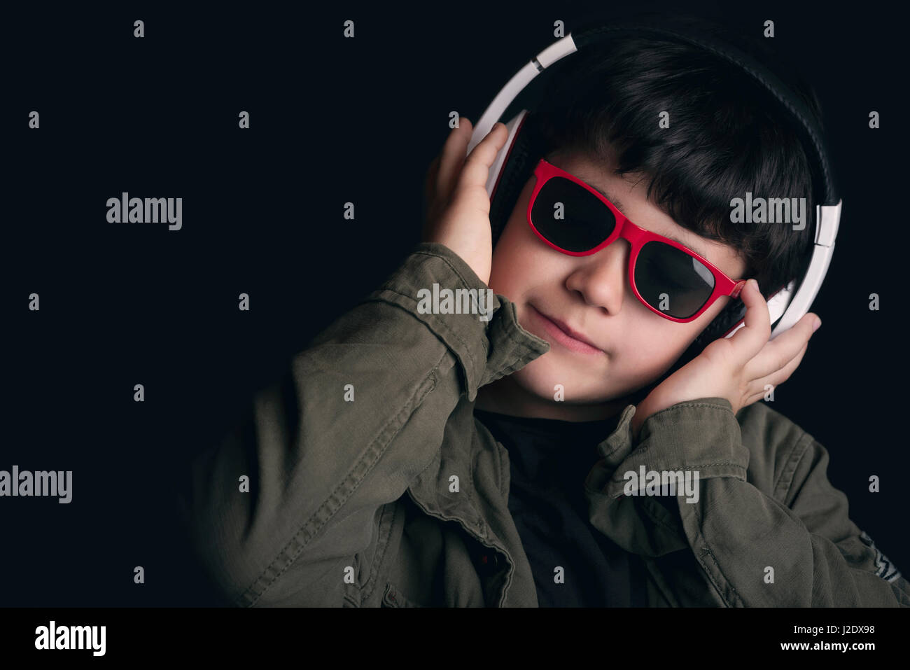 Junge Musik mit Kopfhörern hören Stockfoto