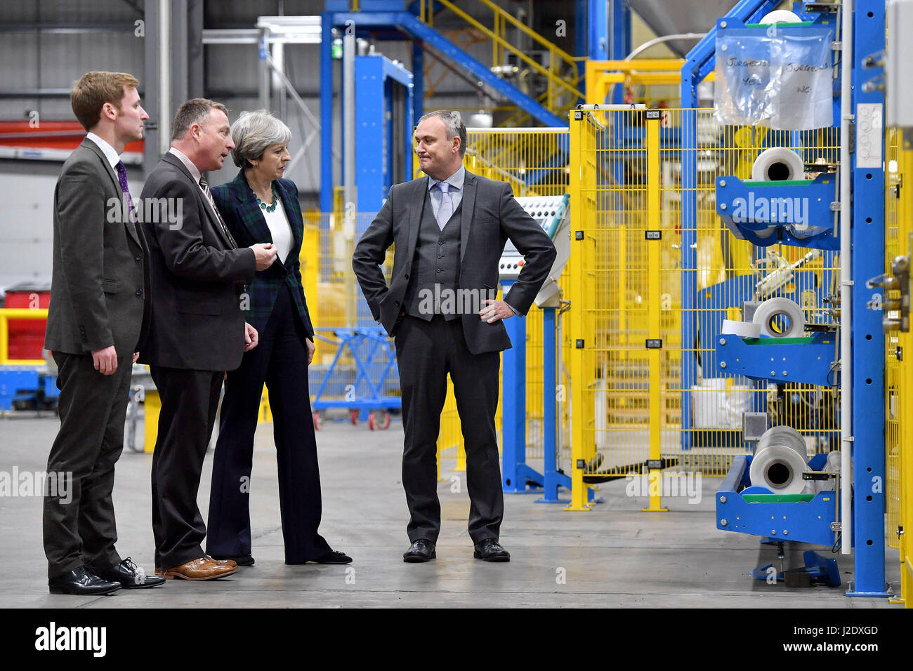 Premierminister Theresa May spricht mit Lee Rowley, konservative Kandidat für North East Derbyshire (links), Andrew McArthur, Engineering Manager (zweiter von links) und Anthony Carlysle, Managing Director (rechts) bei einem Besuch in IKO polymetrischen in Chesterfield, Vereinigtes Königreich, während auf Wahlkampftour Wahl. Stockfoto