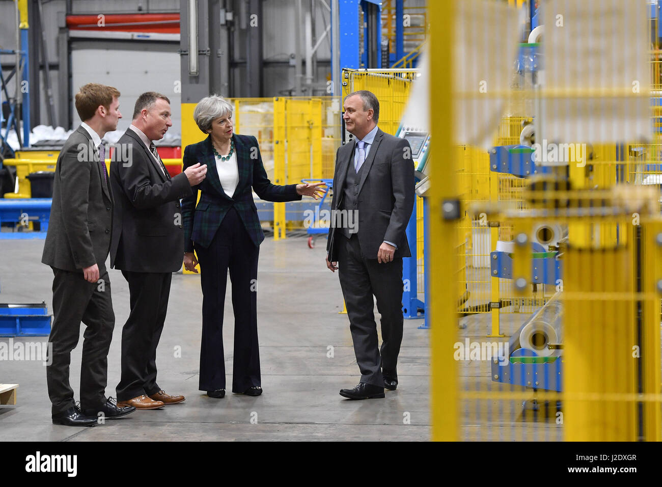 Premierminister Theresa May spricht mit Lee Rowley, konservative Kandidat für North East Derbyshire (links), Andrew McArthur, Engineering Manager (zweiter von links) und Anthony Carlysle, Managing Director (rechts) bei einem Besuch in IKO polymetrischen in Chesterfield, Vereinigtes Königreich, während auf Wahlkampftour Wahl. Stockfoto