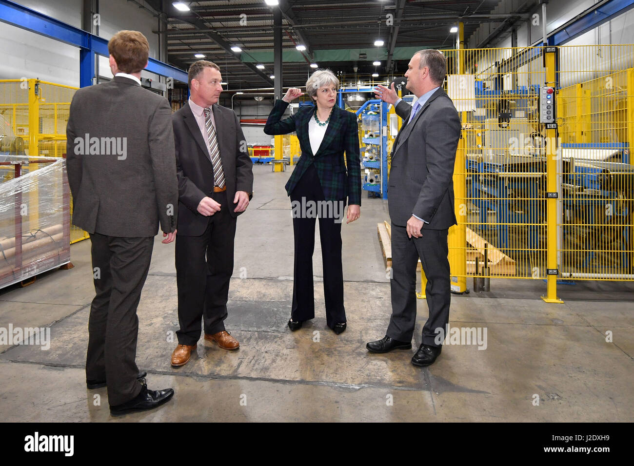 Premierminister Theresa May spricht mit Lee Rowley, konservative Kandidat für North East Derbyshire (links), Andrew McArthur, Engineering Manager (zweiter von links) und Anthony Carlysle, Managing Director (rechts) bei einem Besuch in IKO polymetrischen in Chesterfield, Vereinigtes Königreich, während auf Wahlkampftour Wahl. Stockfoto