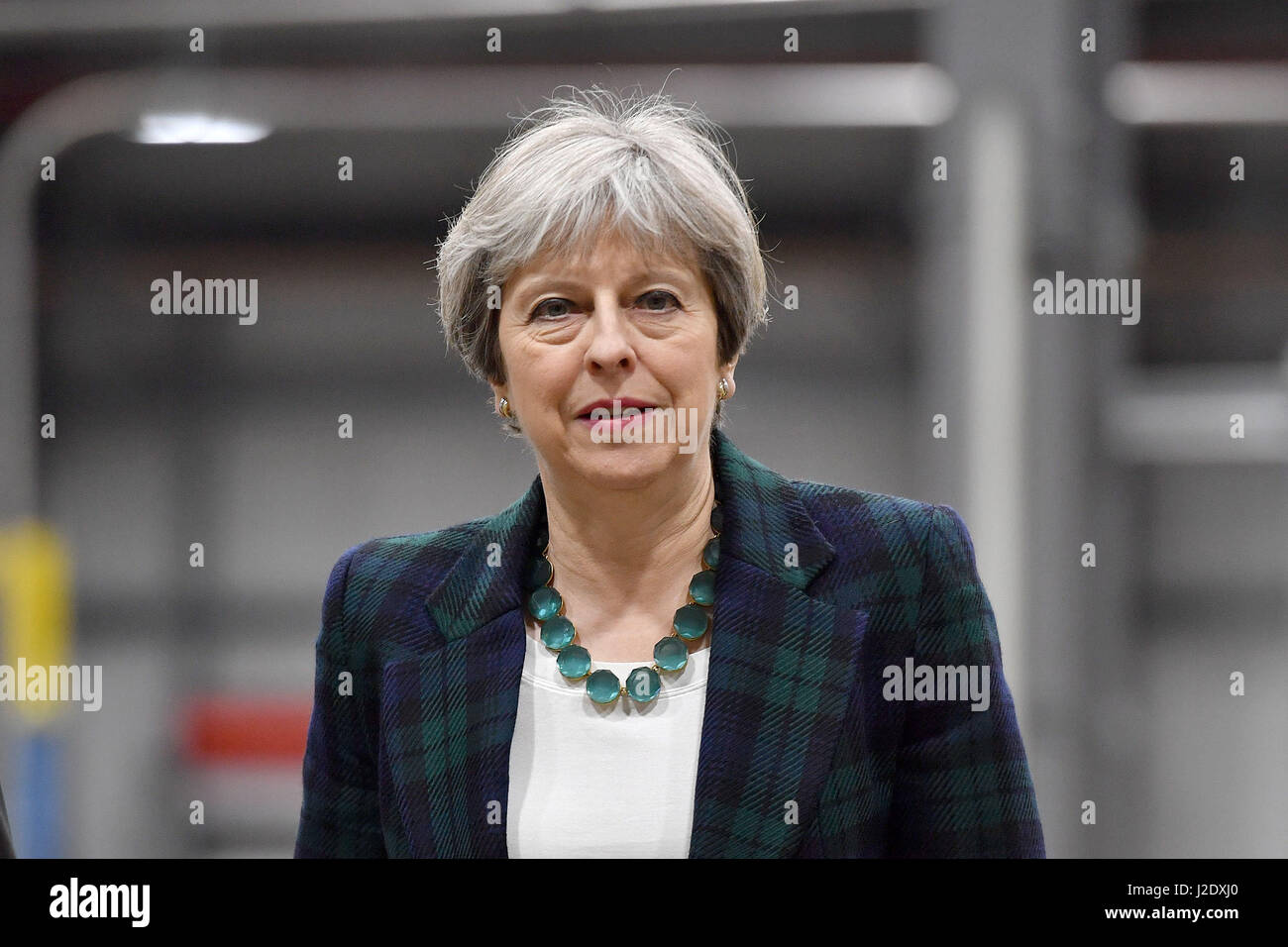 Premierminister Theresa Mai während eines Besuchs in IKO polymetrischen in Chesterfield, Vereinigtes Königreich, während auf Wahlkampftour Wahl. Stockfoto