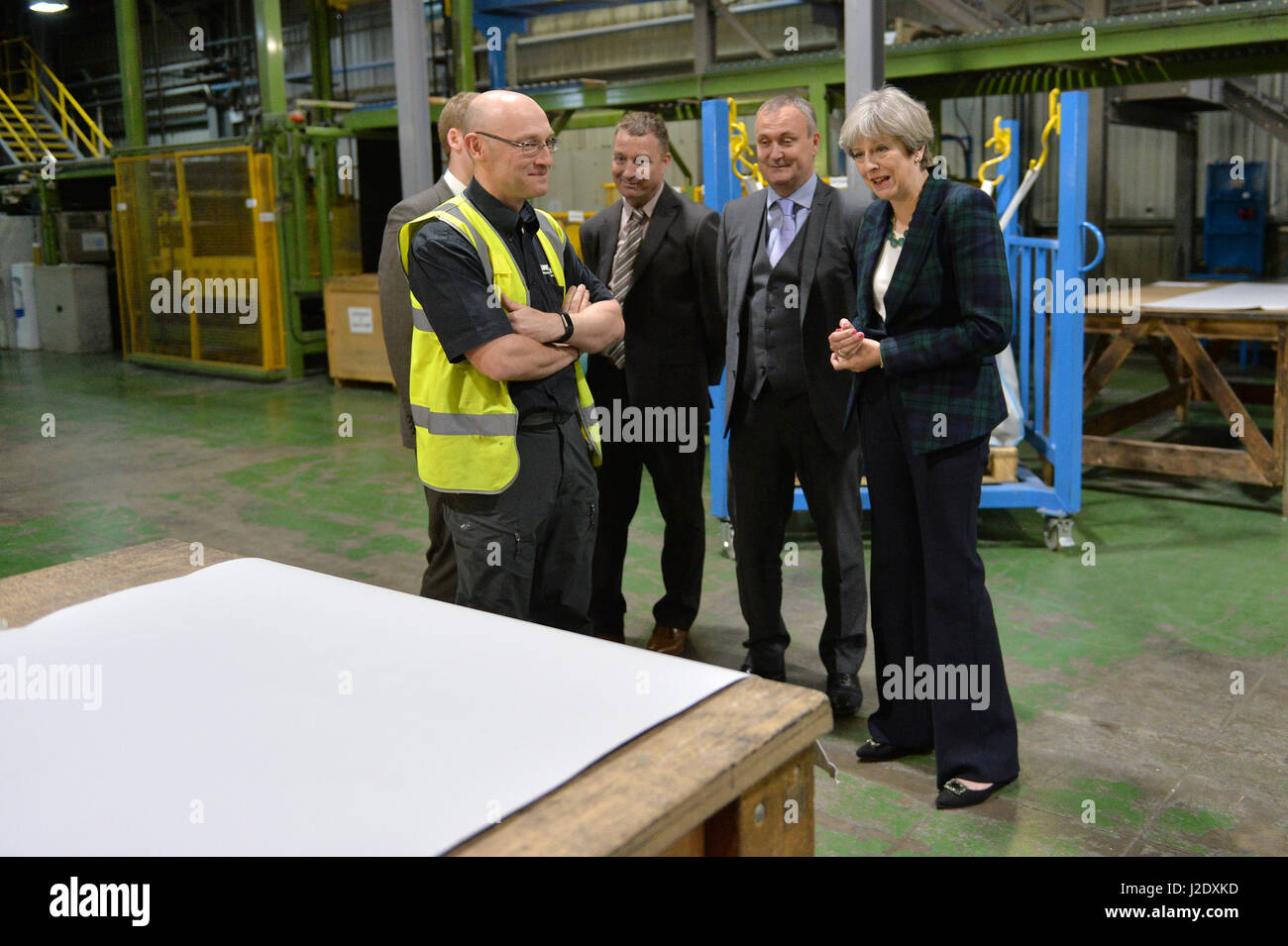 Premierminister Theresa May spricht mit spricht mit Mitarbeiter Graeme Sharrocks (links) bei einem Besuch in IKO polymetrischen in Chesterfield, Vereinigtes Königreich, während die Wahl Wahlkampf. Stockfoto